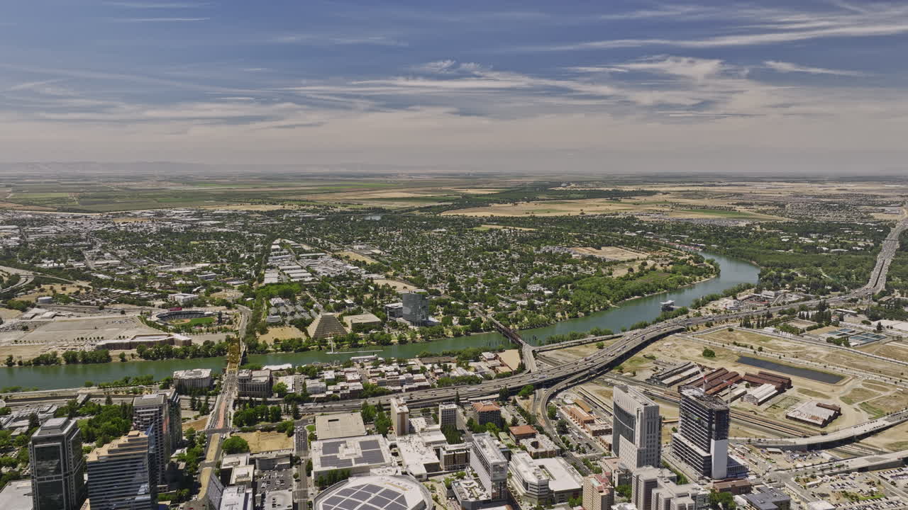 vista aérea de la reserva v2 de la ciudad de sacramento california que captura el paisaje del lado oeste a través del río y el paisaje urbano del centro con el edificio del capitolio estatal - filmado con el cine mavic 3 - junio de 2022