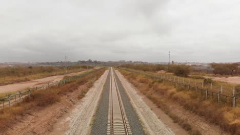 la línea de tren expreso madaraka de mombasa a nairobi, cerca de la terminal en nairobi