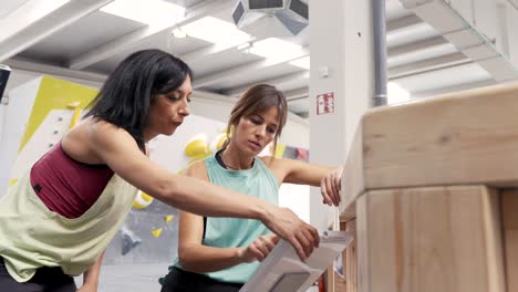 Frauen-Nutzen-Den-Touchscreen,-Um-Den-Winkel-Des-Kilterboards-Zu-ändern