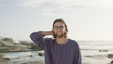 playa, libertad y naturaleza con un hombre nerd turista