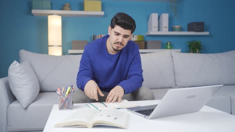 el joven cansado y perezoso está aburrido.