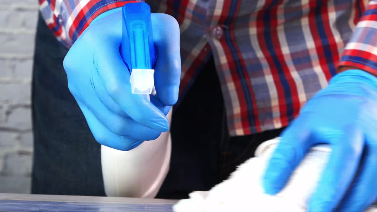 장갑과 스프레이 병으로 청소