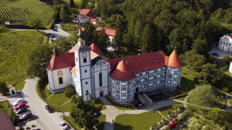 Schöne-Fassade-Des-Klosters-Olimje-In-Slowenien,-Luftumlaufbahn-Im-Sommer