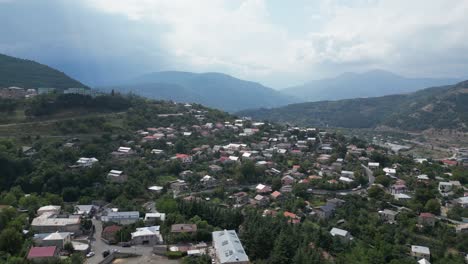 Niedrige-Überführung-Der-Kurstadt-Dilidschan-In-Armenien,-Dunstig-Bewölkt