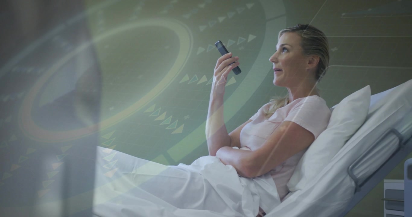 Donna sdraiata in un letto medico che solleva la cornetta e parla, con auricolari che mostrano onde animate per un consulto.
