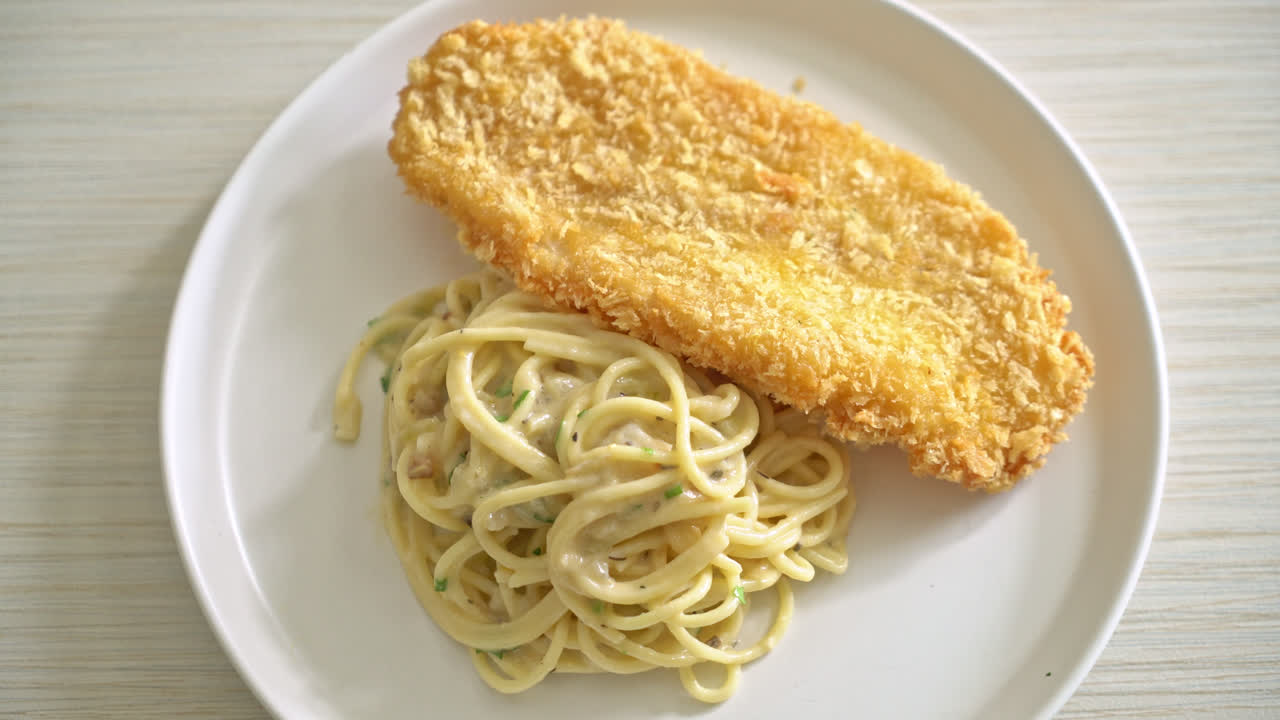 Pasta de espagueti casera salsa de crema blanca con pescado frito
