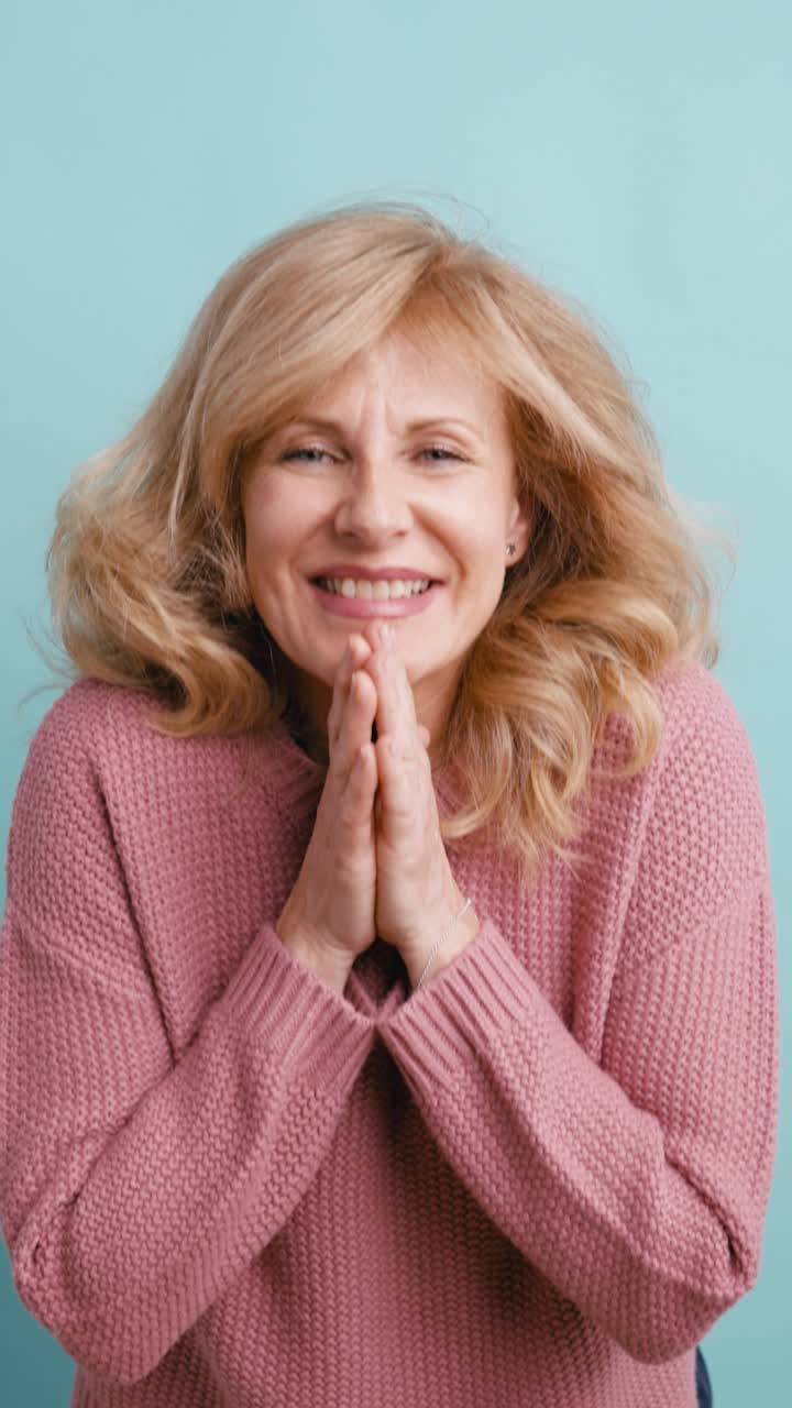 Donna Bionda che Reagisce con Sorpresa e Felicità