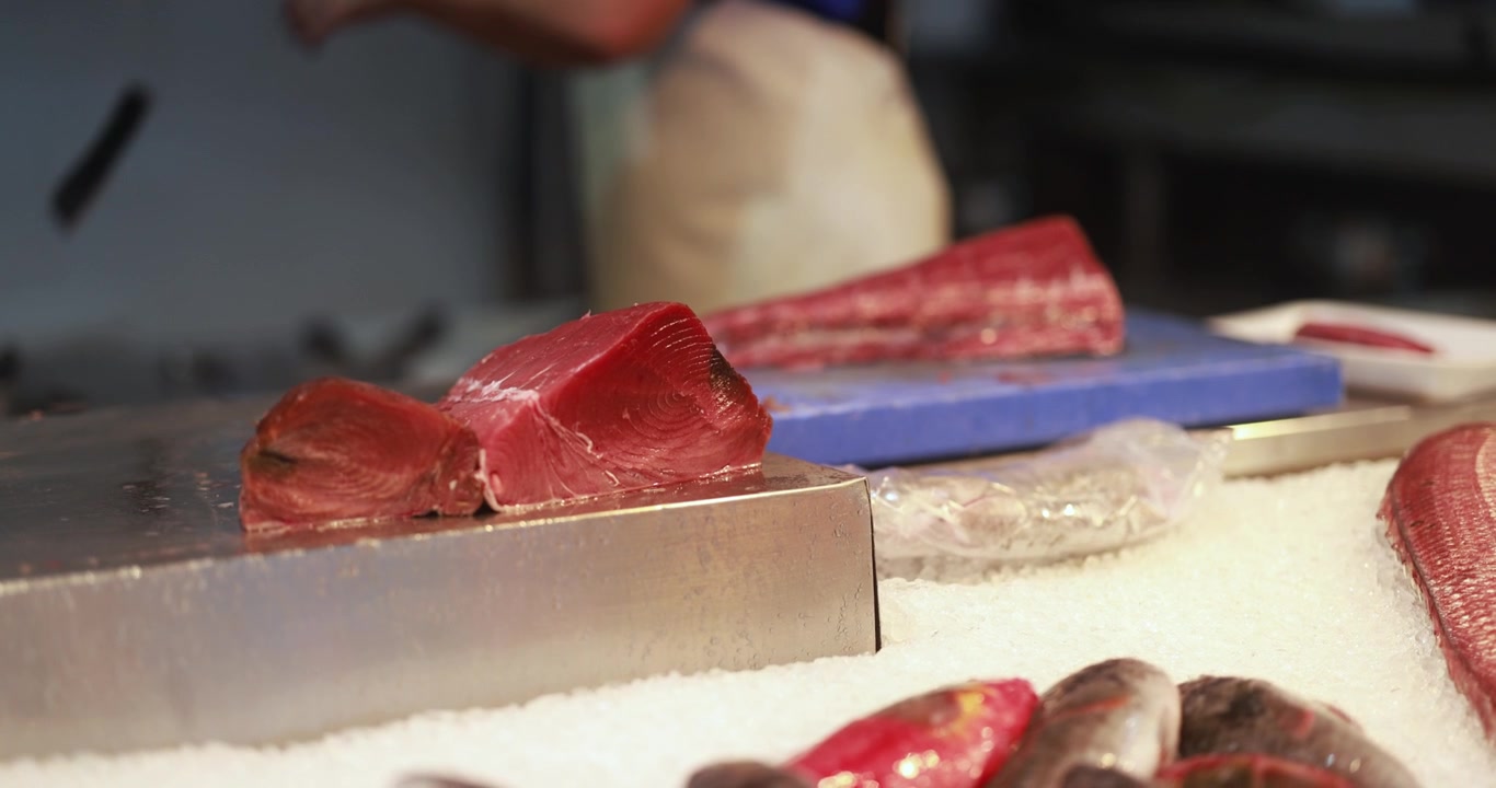 Filet de thon frais sur glace au marché aux poissons
