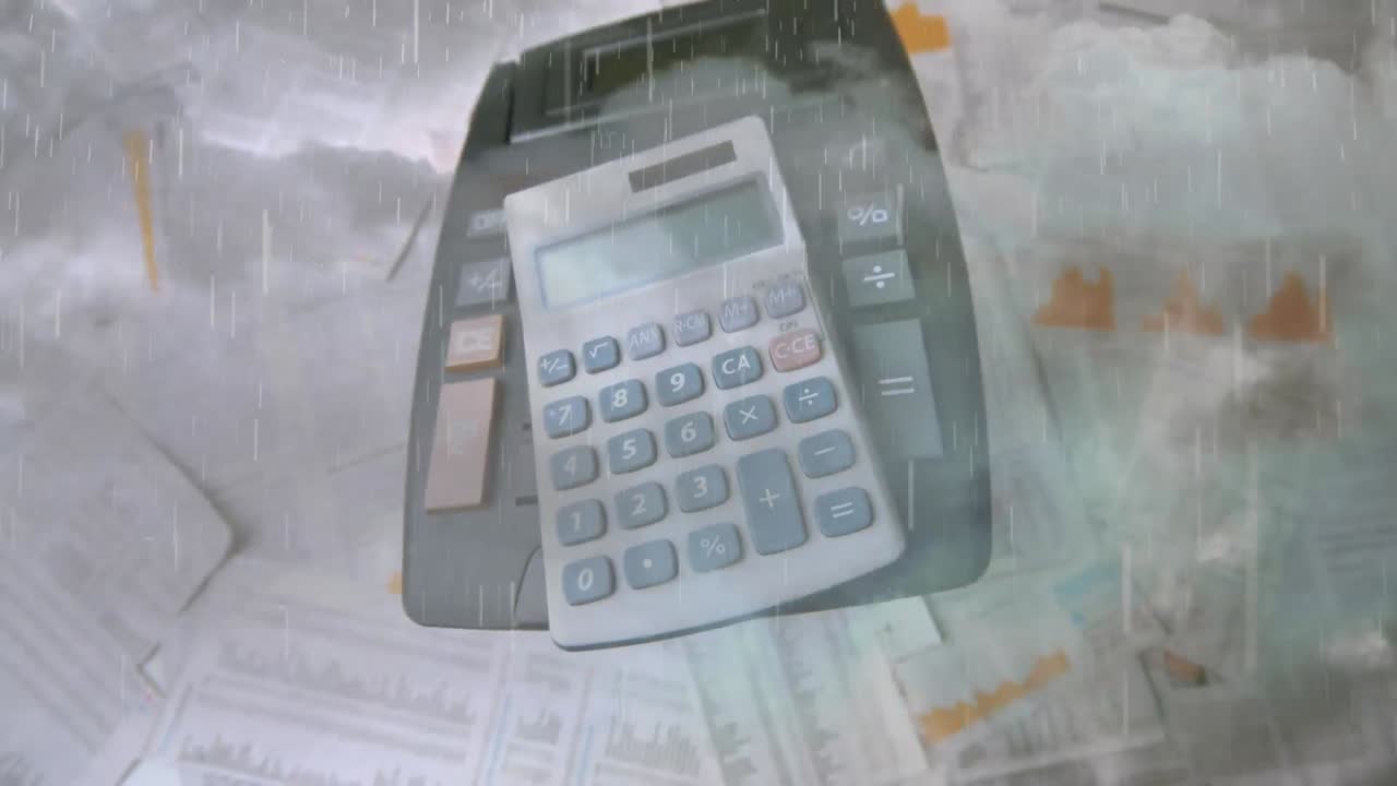 composición digital de la lluvia en el cielo nocturno contra las calculadoras que caen sobre los documentos