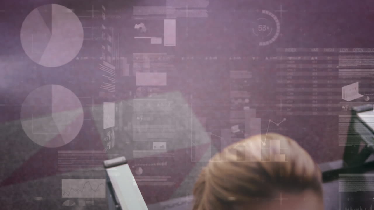 animación del procesamiento de datos sobre una mujer usando una máquina de remo