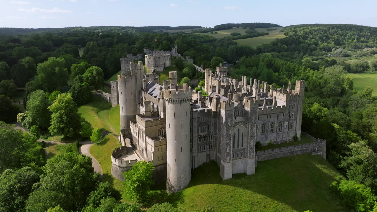 Vista esterna del Castello di Arundel, edificio restaurato e ristrutturato nel West Sussex, Regno Unito - veduta aerea.