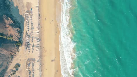 Paisaje-Marino-De-Verano-Hermosas-Olas,-Agua-De-Mar-Azul-En-Un-Día-Soleado