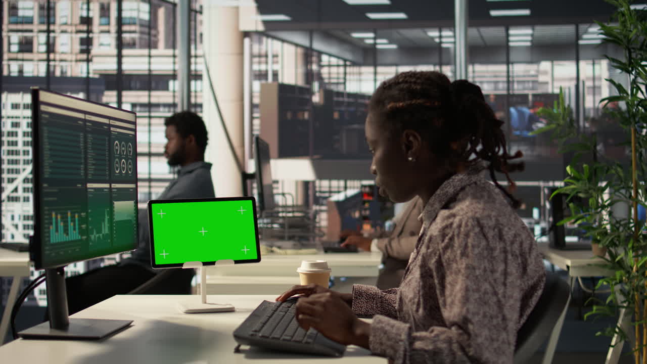 donna afroamericana che lavora in un ufficio moderno