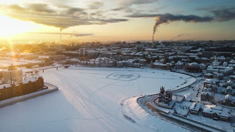 городская набережная на закате. зимний морозный день. загрязнение воздуха в мегаполисе