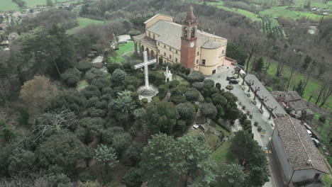 vuelo espiritual: vistas aéreas del santuario de la virgen del tránsito de canoscio