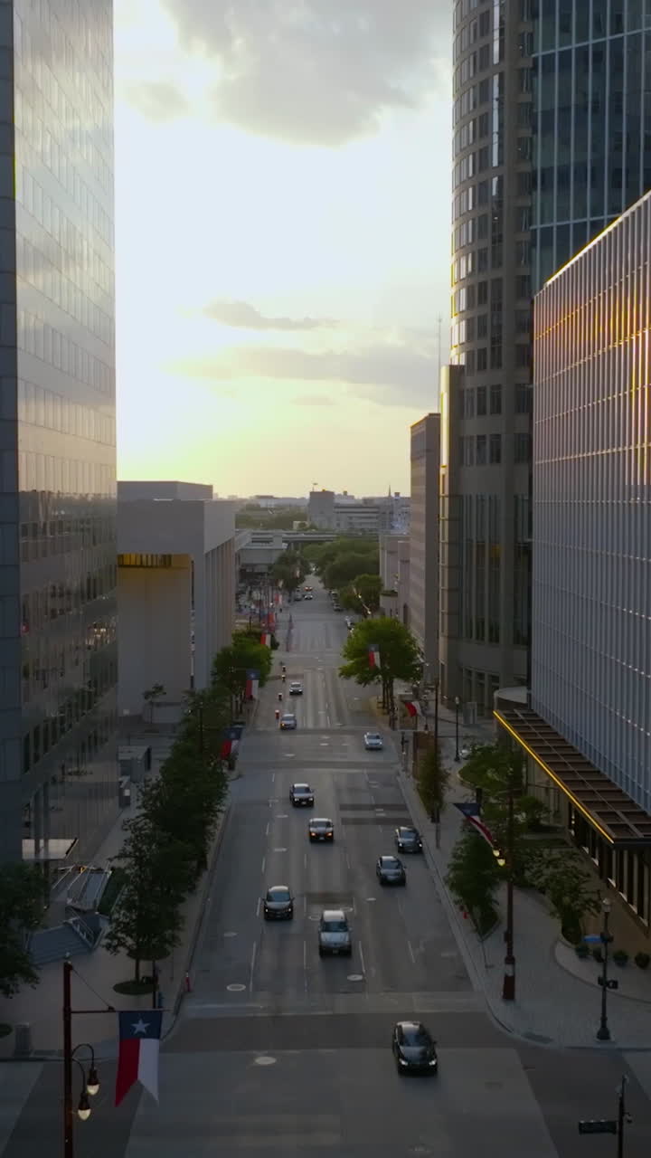drone vertical disparado sobre la avenida de texas en el medio de los edificios en houston
