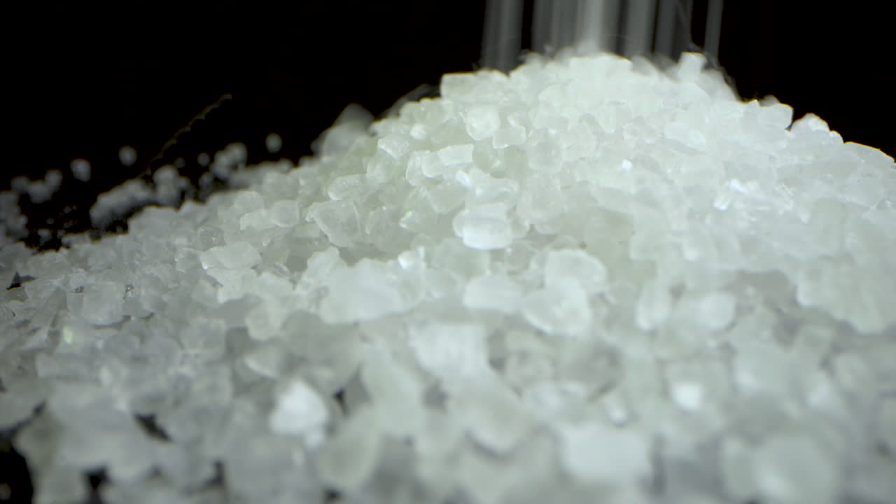 클로즈업 크리스탈 거친 바다 소금이 떨어지고 작은 언덕 만들기