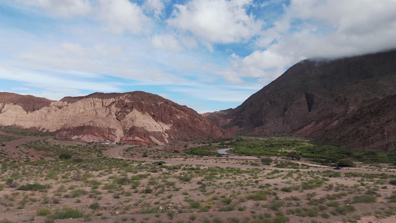 las coloridas montañas de la quebrada de las conchas en cafayate, salta, argentina, vista aérea
