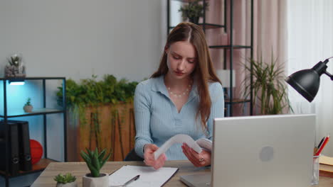 Estresada-Joven-Mujer-De-Negocios-Trabajando-En-Una-Computadora-Portátil-Desde-La-Oficina-En-Casa-Arrojando-Papeles,-Facturas-Financieras