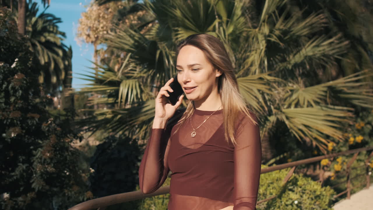 야외에서 백인 여성.