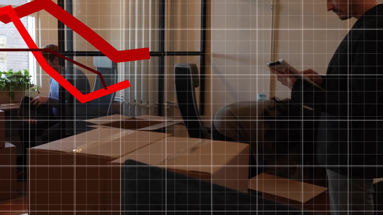 Scena d'ufficio: un uomo cura una pianta, una donna smista scatole, un collega controlla il telefono, un grafico rosso attraversa la scena