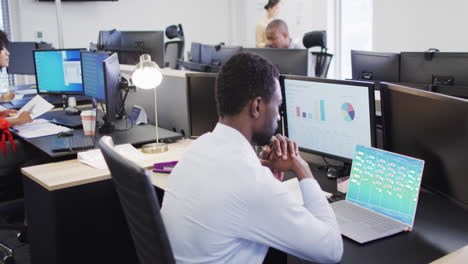 composición de un hombre de negocios afroamericano usando una computadora portátil con un chat en la pantalla