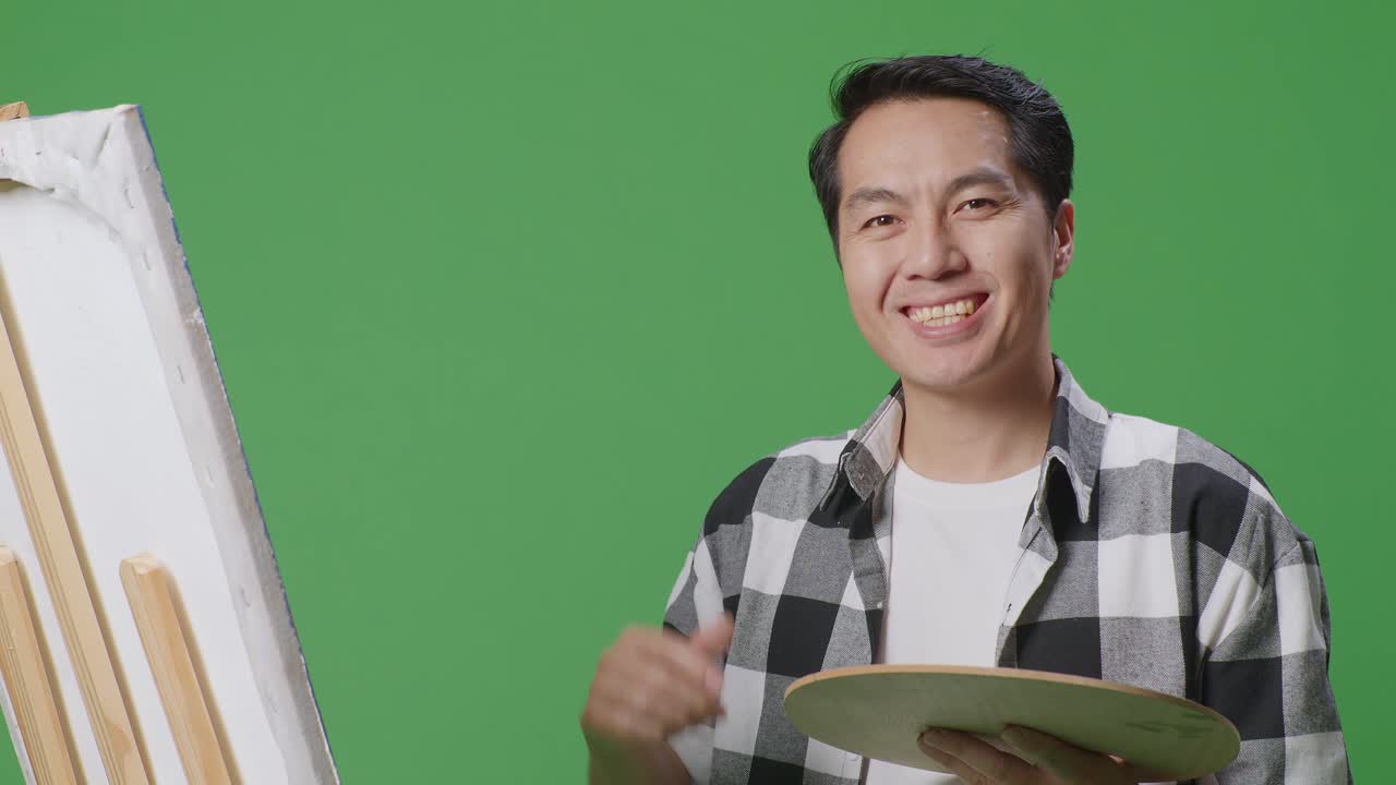 엄지손가락을 들고 있는 예술가