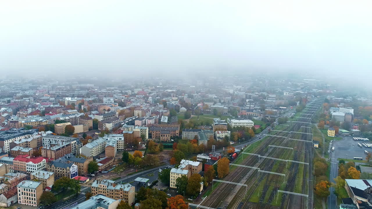 라트비아의 리가-파사지루 철도와 아트 누보 건축물은 아침에 안개로 여 있습니다.