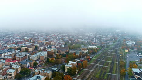 Riga-Pasazieru-Eisenbahnen-Und-Jugendstilgebäude-In-Riga,-Eingehüllt-In-Nebel-Am-Morgen-In-Lettland