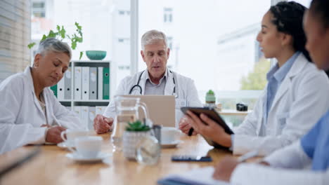 Senior-man,-doctor-and-team-in-meeting