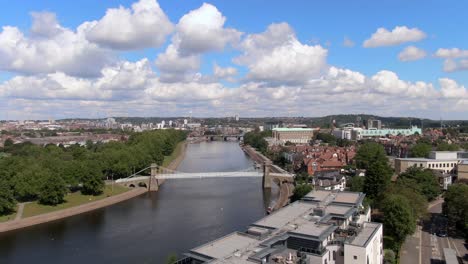 elevación aérea revelando el río trent y las afueras de la ciudad de nottingham en inglaterra