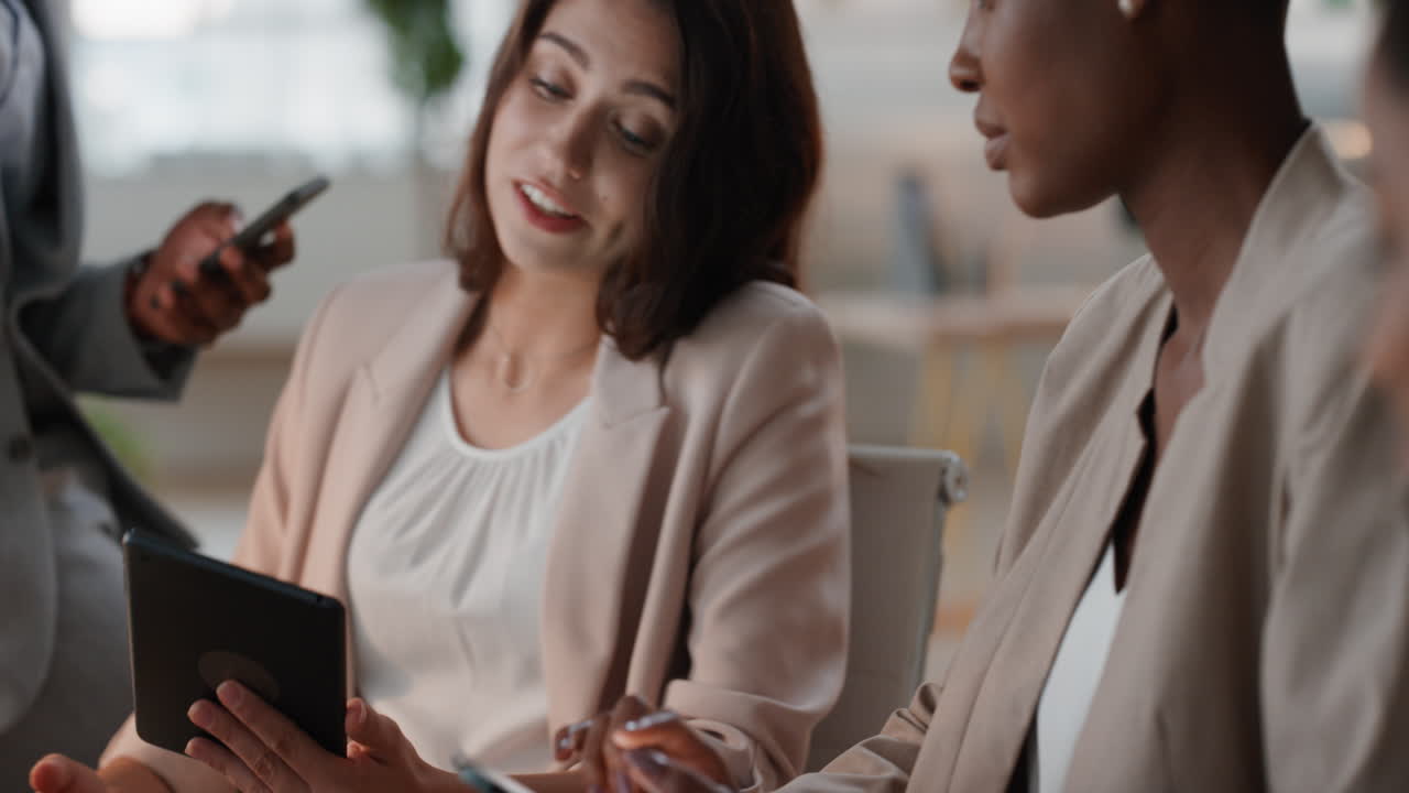 diversi uomini d'affari che utilizzano computer tablet digitali che esplorano le informazioni dei grafici finanziari sullo schermo colleghi che fanno brainstorming di idee in riunioni in ufficio