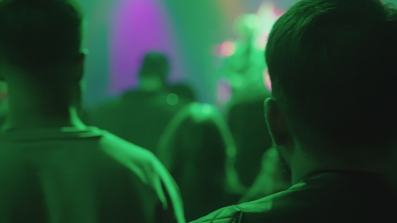 Renkli Sahne Işıklarıyla Konser İzleyen Silüetler