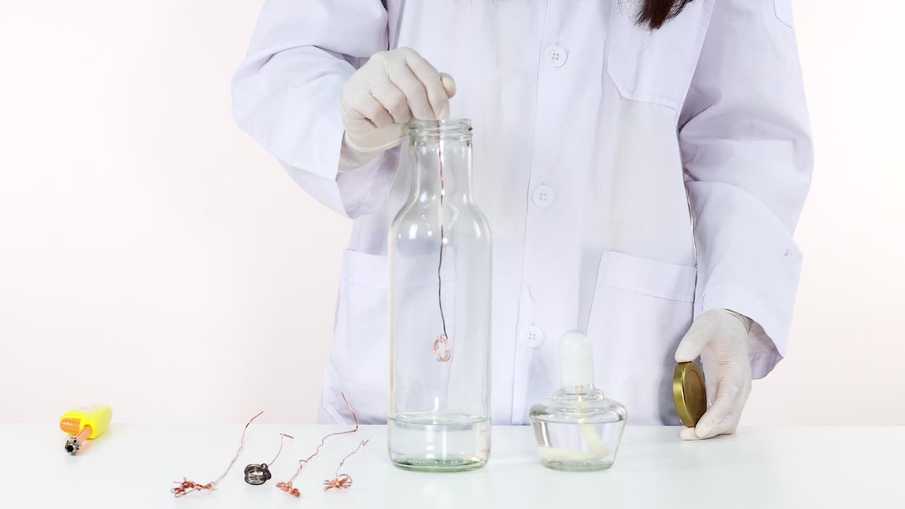 demostrando un experimento de reacción química brillante