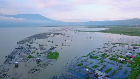 Vista-De-Drones-De-Jaula-De-Peces-En-El-Lago-Swamp-Pening,-Ambarawa,-Semarang,-Indonesia