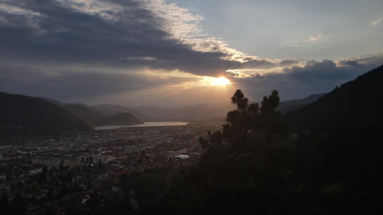 de derecha a izquierda una foto aérea del impresionante lago piatra neamt, rumania