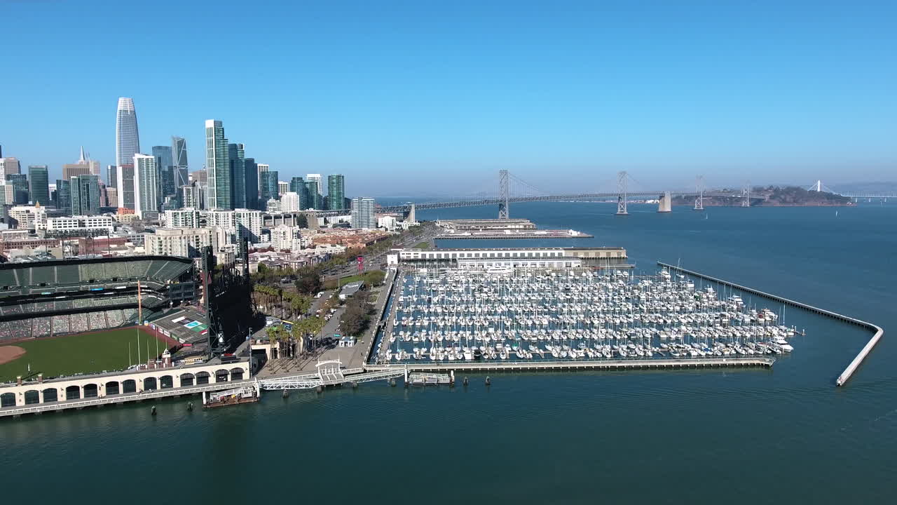 att 오라클 파크 야구 경기장, 베이 브리지, 샌프란시스코 시내의 공중 전망이 4k 고해상도로 촬영되었습니다.