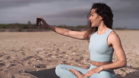 Beruhigender-Yogi-Unterricht-Bei-Einem-Videoanruf-Am-Strand-Von-Mallorca,-Spanien