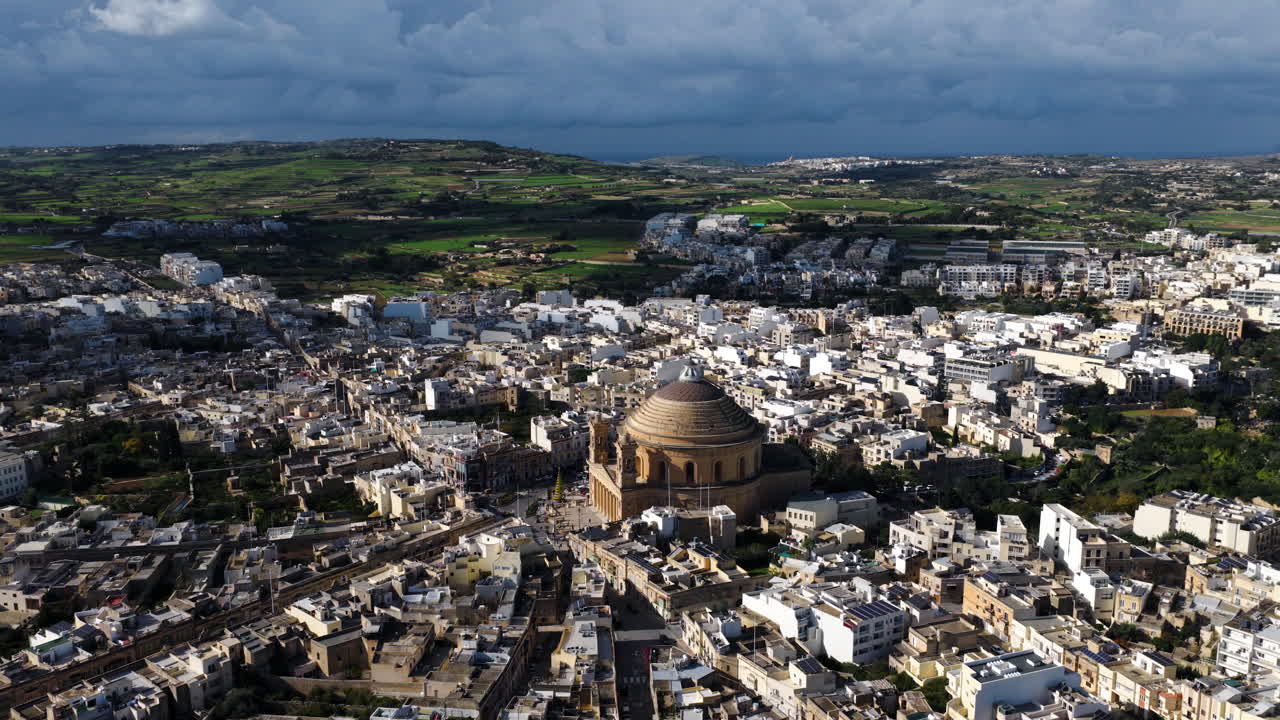 Vista Aérea de la Rotonda de Mosta, una basílica prominente en Mosta, Malta