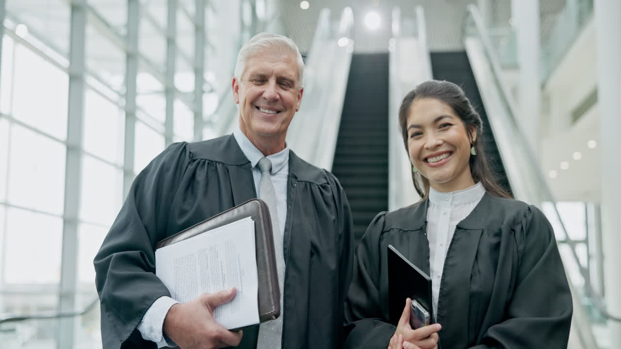 juez, ley y retrato de equipo de abogados sonrisa
