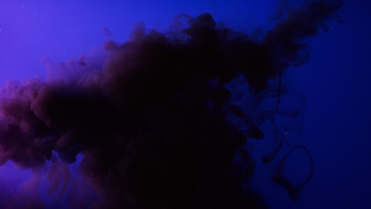 Flusso di inchiostro astratto in liquido blu-viola