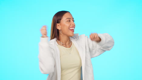 maqueta, mujer bailando y en contra de un azul
