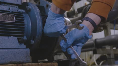 Un-Trabajador-Trabajando-Con-Una-Bomba-De-Agua