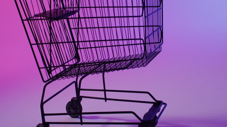 video di un carrello della spesa con spazio di copia sullo sfondo viola al neon