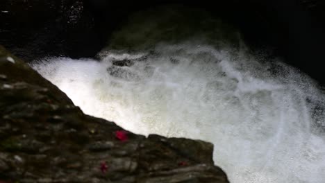 Salpicaduras-Rápidas-De-Agua-En-El-Arroyo,-Pequeña-Pero-Poderosa-Corriente-De-Agua-Que-Fluye-Rápidamente-A-Través-De-Las-Rocas