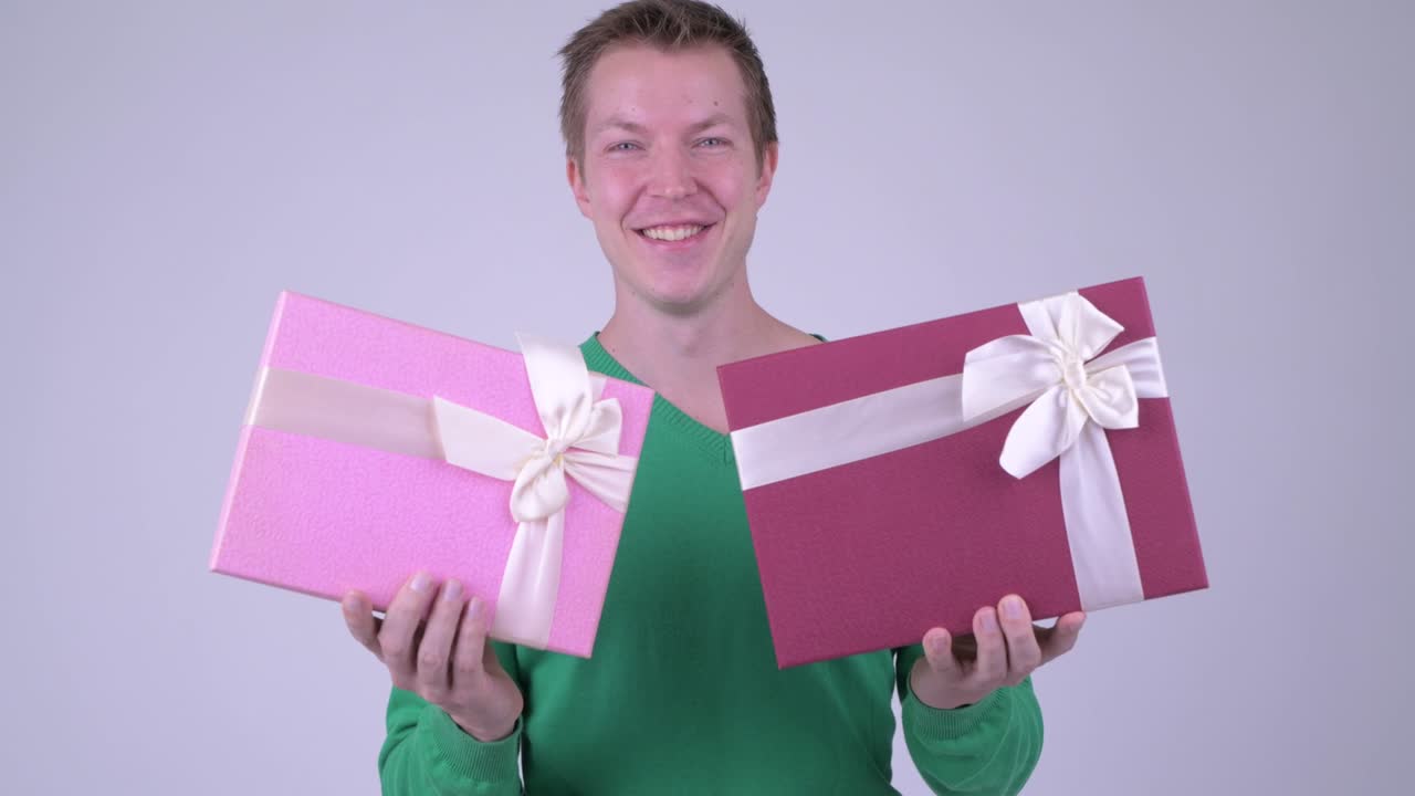 발렌타인 데이를 위해 준비된 젊은 잘생긴 남자