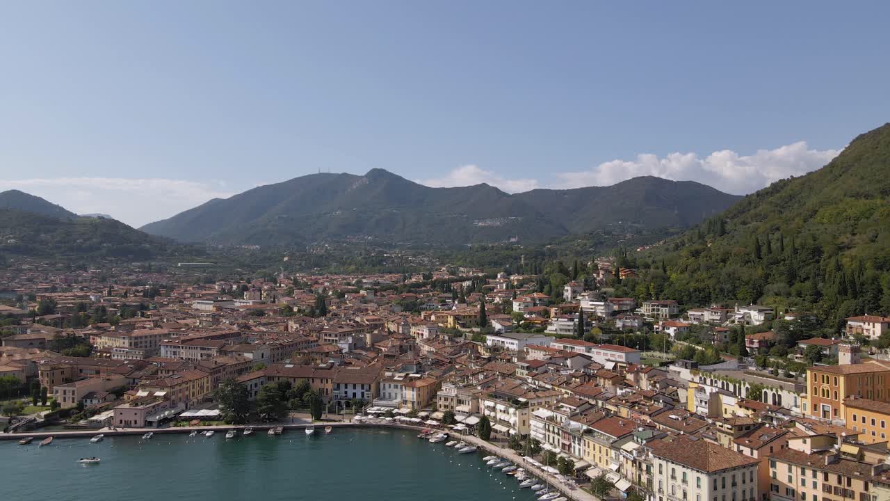Veduta aerea di Salò, pittoresca e idilliaca città sulla costa del Lago di Garda, Lombardia, Italia, in una soleggiata giornata estiva