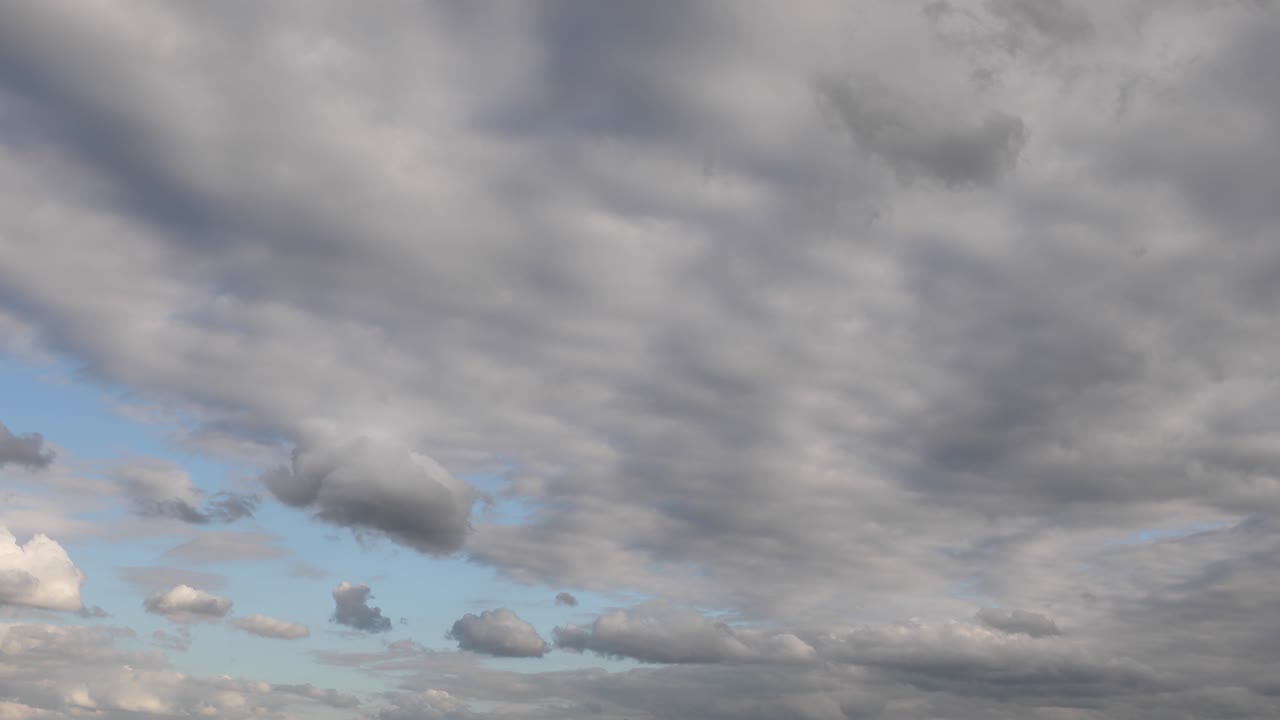 un minuto de círculo de nubes rodantes