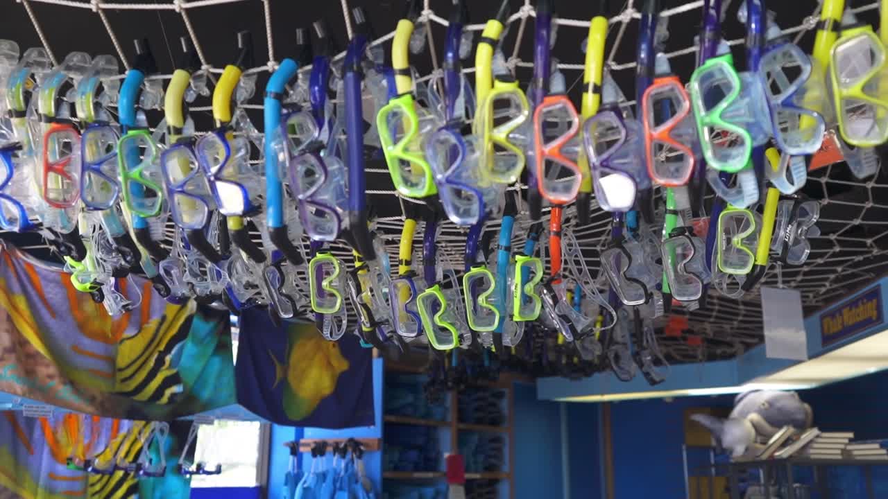 máscaras de snorkel entregadas desde el techo en una tienda de alquiler en oahu hawaii