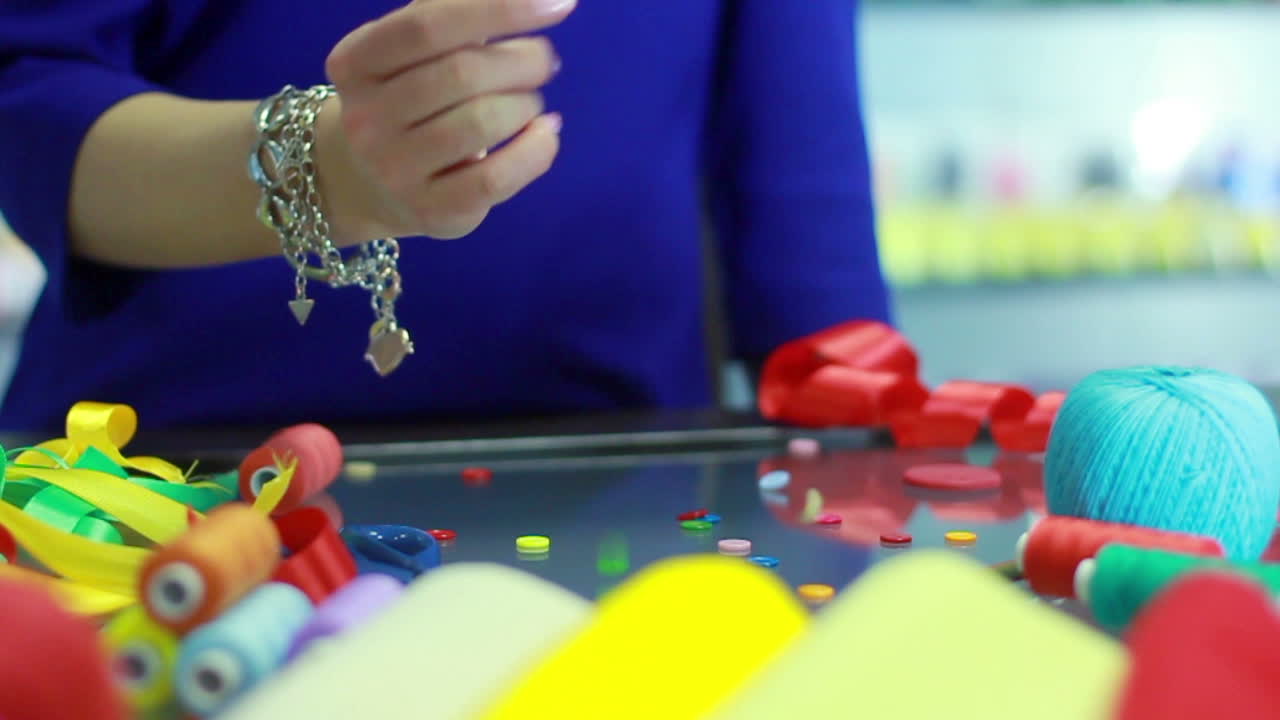 botones de coser que caen sobre una mesa de vidrio. taller de coser. suministros de coser